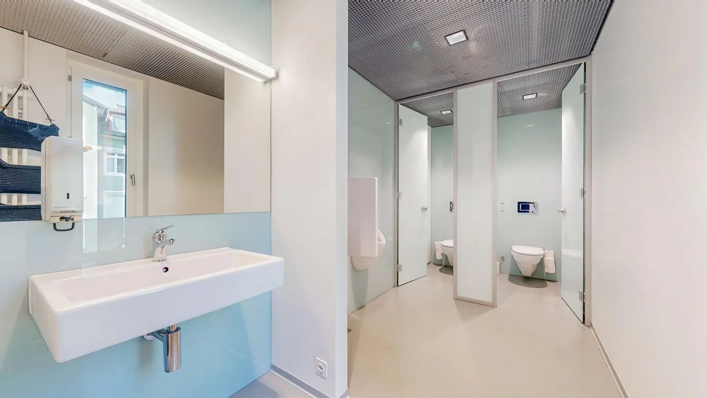 Modern, light-flooded office space in a central location ready for occupancy - Photo 10 of 13