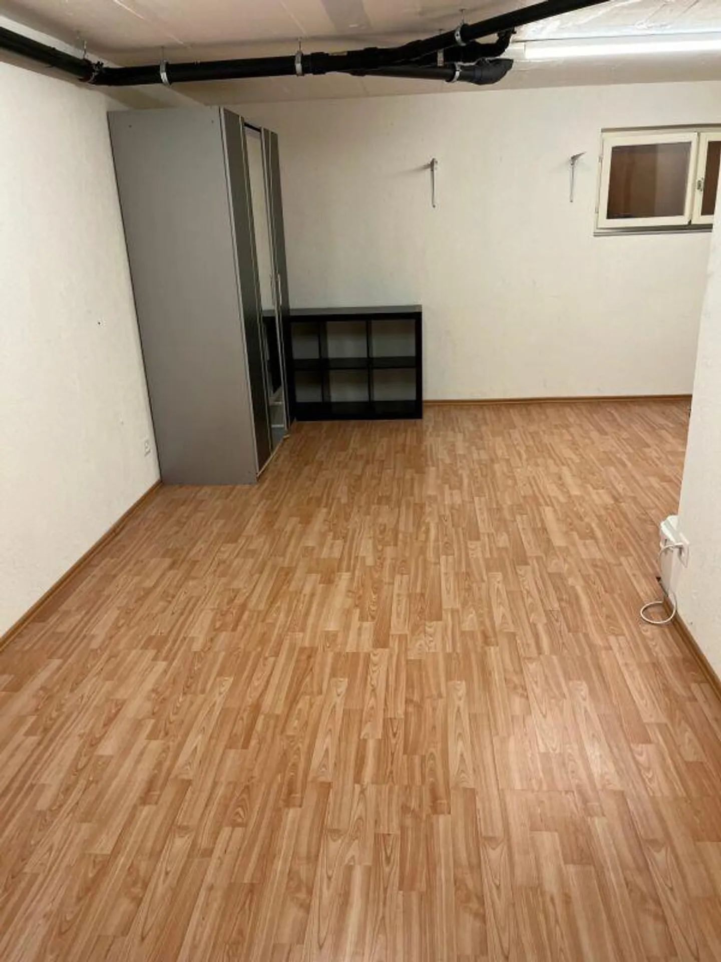 Espace de bricolage spacieux avec douche à louer - Photo 2 sur 5