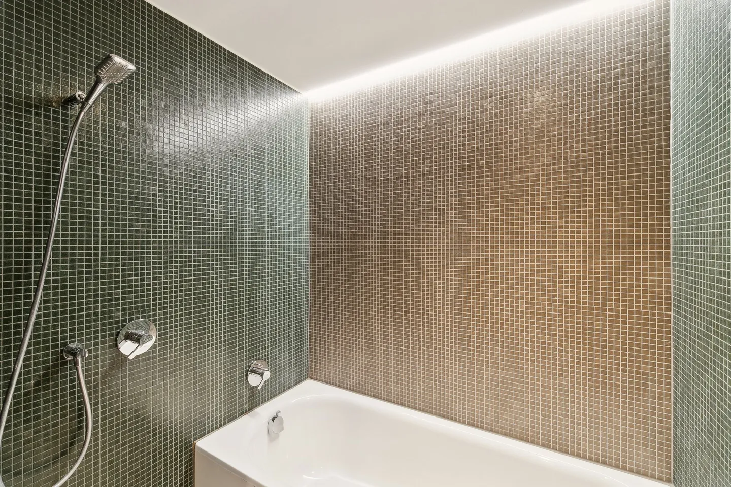 Bright 3.5 Room Apartment in Prime Location in Zurich-Seefeld - Available Immediately - Photo 5 of 10