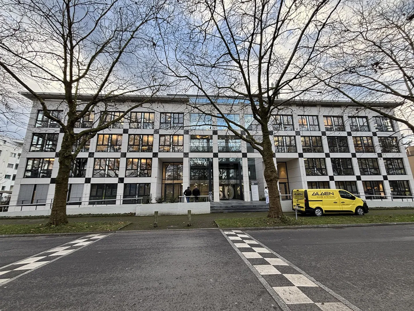 Exklusive 194m² Gewerbefläche am Alpenquai Luzern – saniert 2024 - Foto 1 von 9