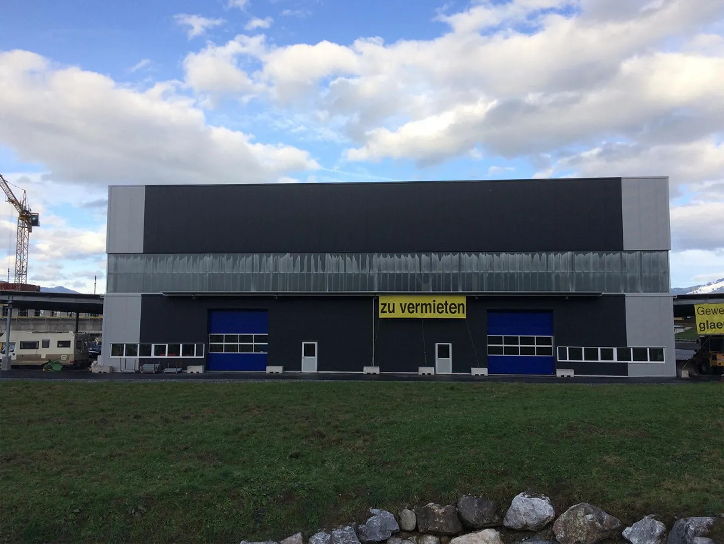 deux espaces commerciaux de 600m2, grand auvent de 600m2, hauteur de salle de 12m, rez-de-chaussée - Photo 1 sur 12