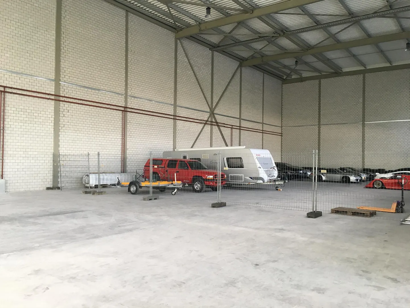 deux espaces commerciaux de 600m2, grand auvent de 600m2, hauteur de salle de 12m, rez-de-chaussée - Photo 2 sur 12