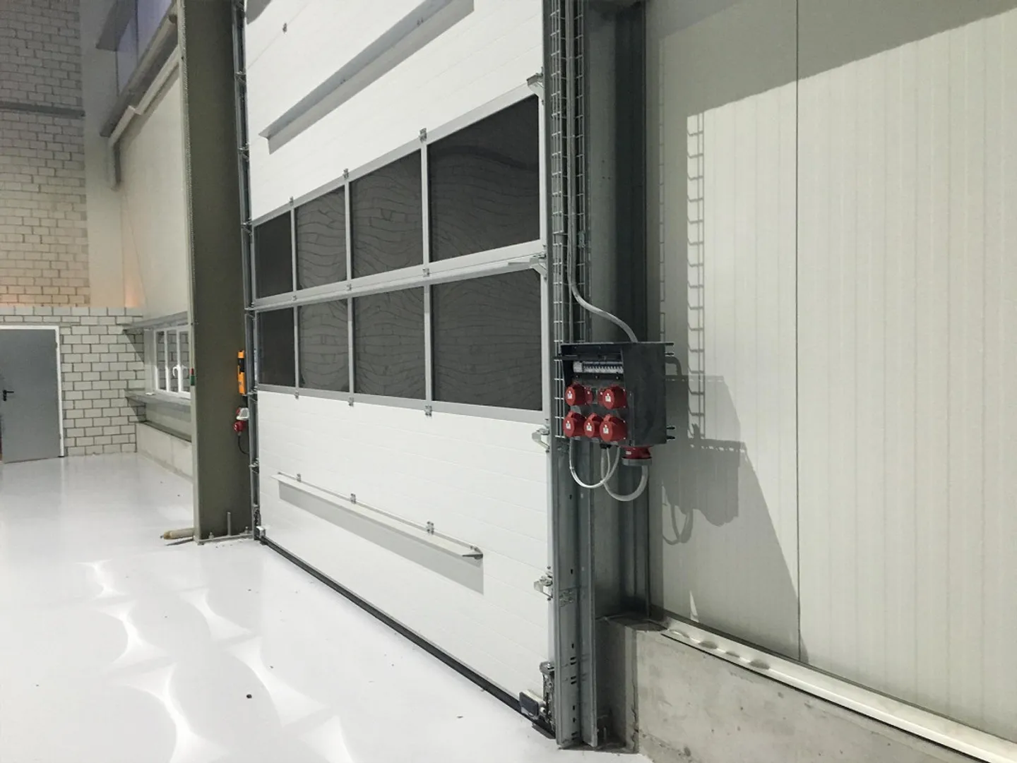 deux espaces commerciaux de 600m2, grand auvent de 600m2, hauteur de salle de 12m, rez-de-chaussée - Photo 7 sur 12