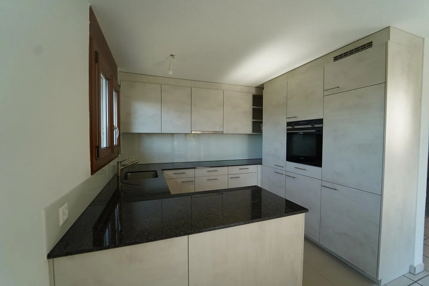 Maison individuelle de 6 1/2 pièces avec garage en pente légère avec jardin - Photo 2 sur 5