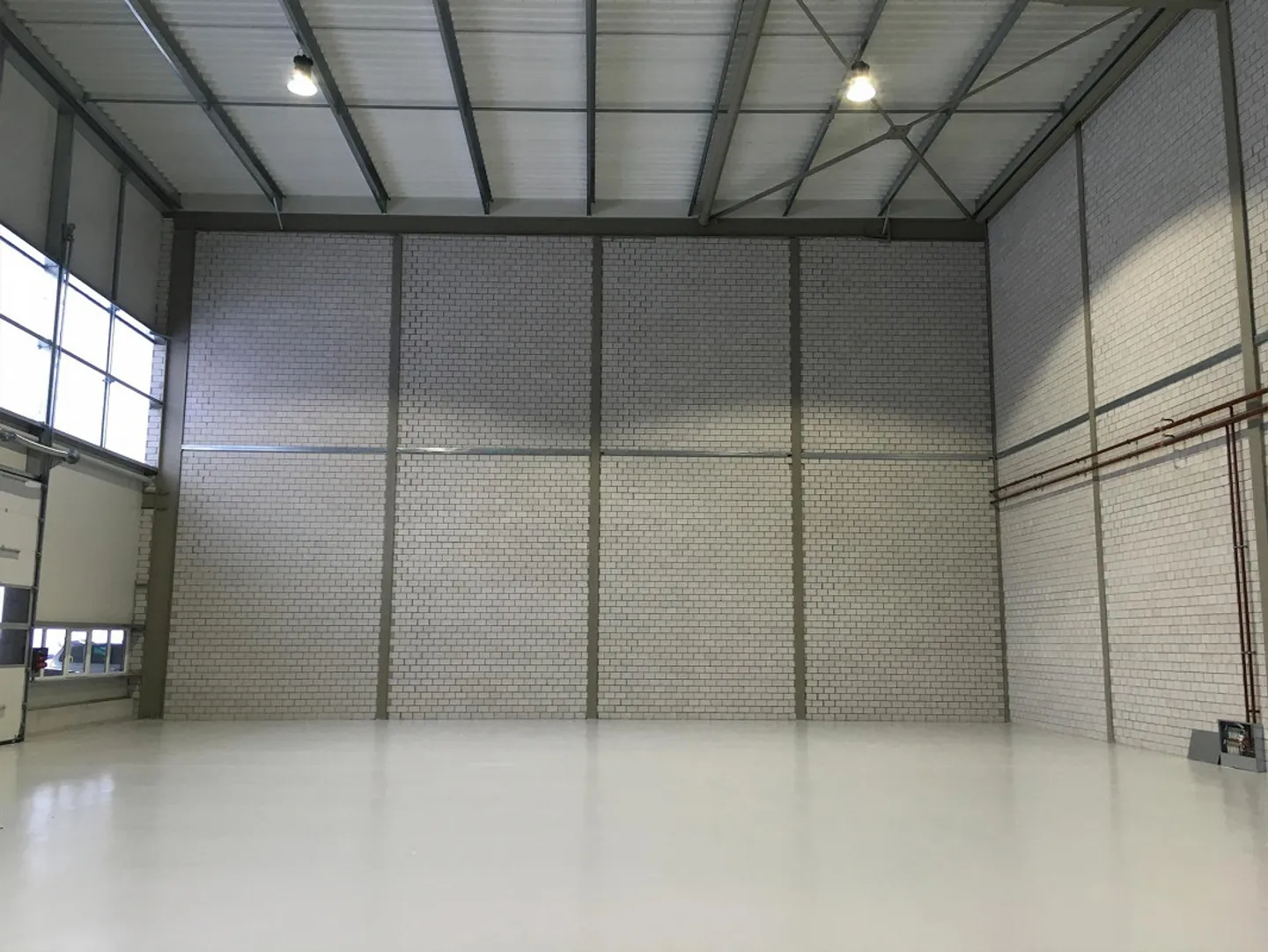 deux espaces commerciaux de 600m2, grand auvent de 600m2, hauteur de salle de 12m, rez-de-chaussée - Photo 10 sur 12