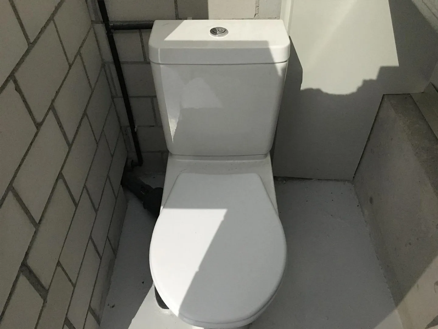 deux espaces commerciaux de 600m2, grand auvent de 600m2, hauteur de salle de 12m, rez-de-chaussée - Photo 12 sur 12