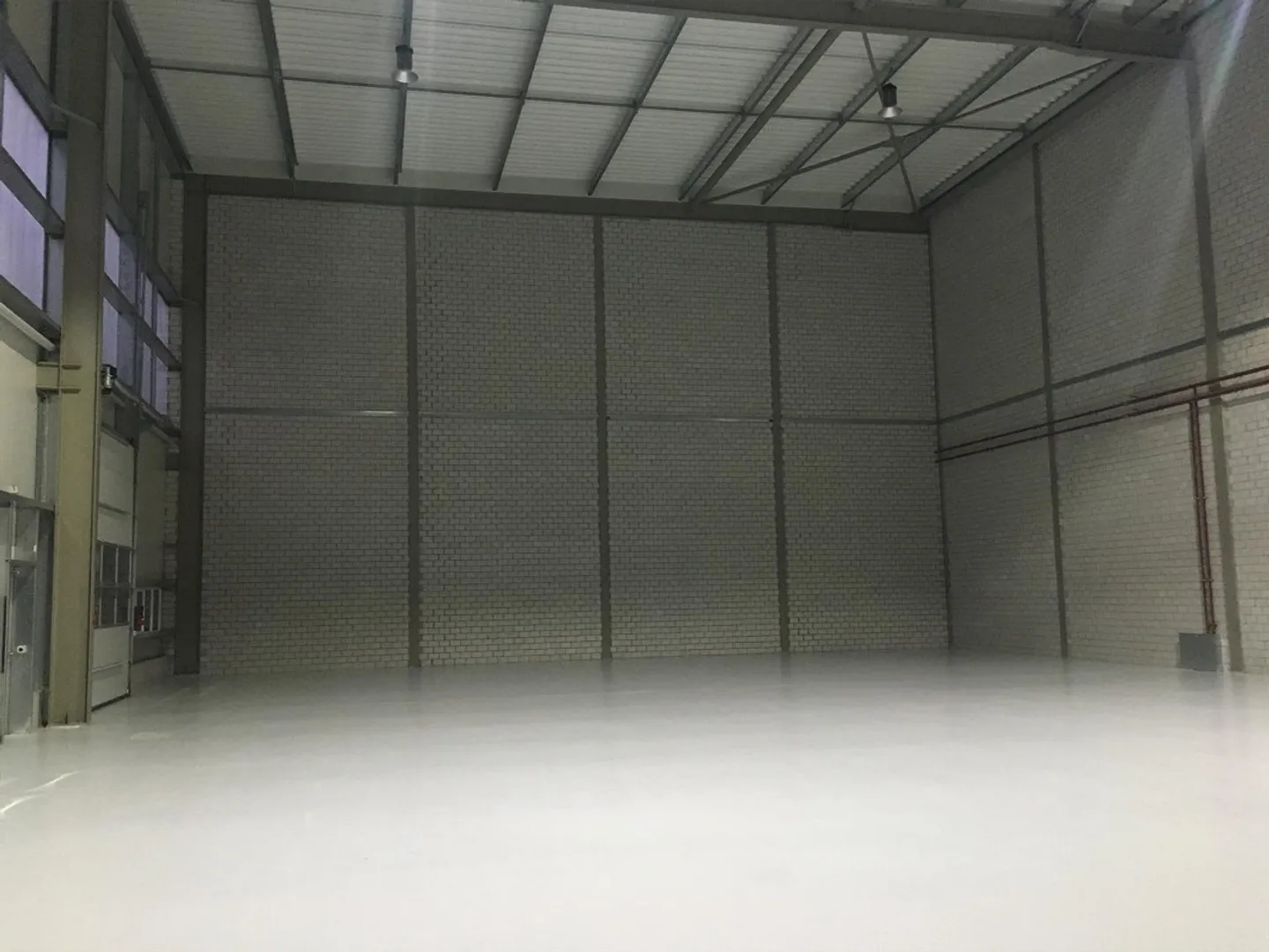 deux espaces commerciaux de 600m2, grand auvent de 600m2, hauteur de salle de 12m, rez-de-chaussée - Photo 3 sur 12