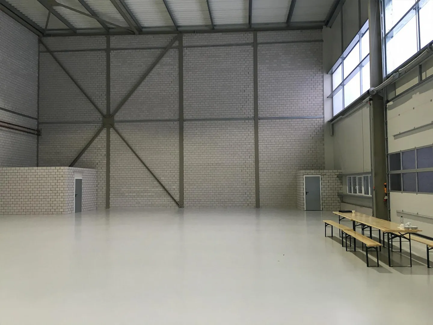 deux espaces commerciaux de 600m2, grand auvent de 600m2, hauteur de salle de 12m, rez-de-chaussée - Photo 4 sur 12