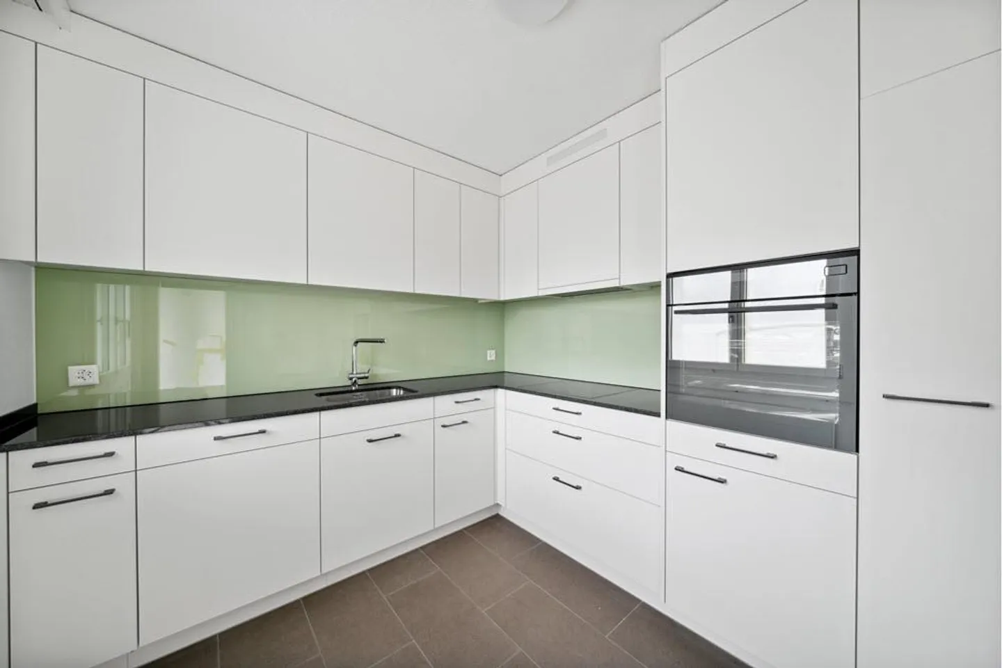 High-quality renovated 3.5-room attic apartment - Photo 1 of 11