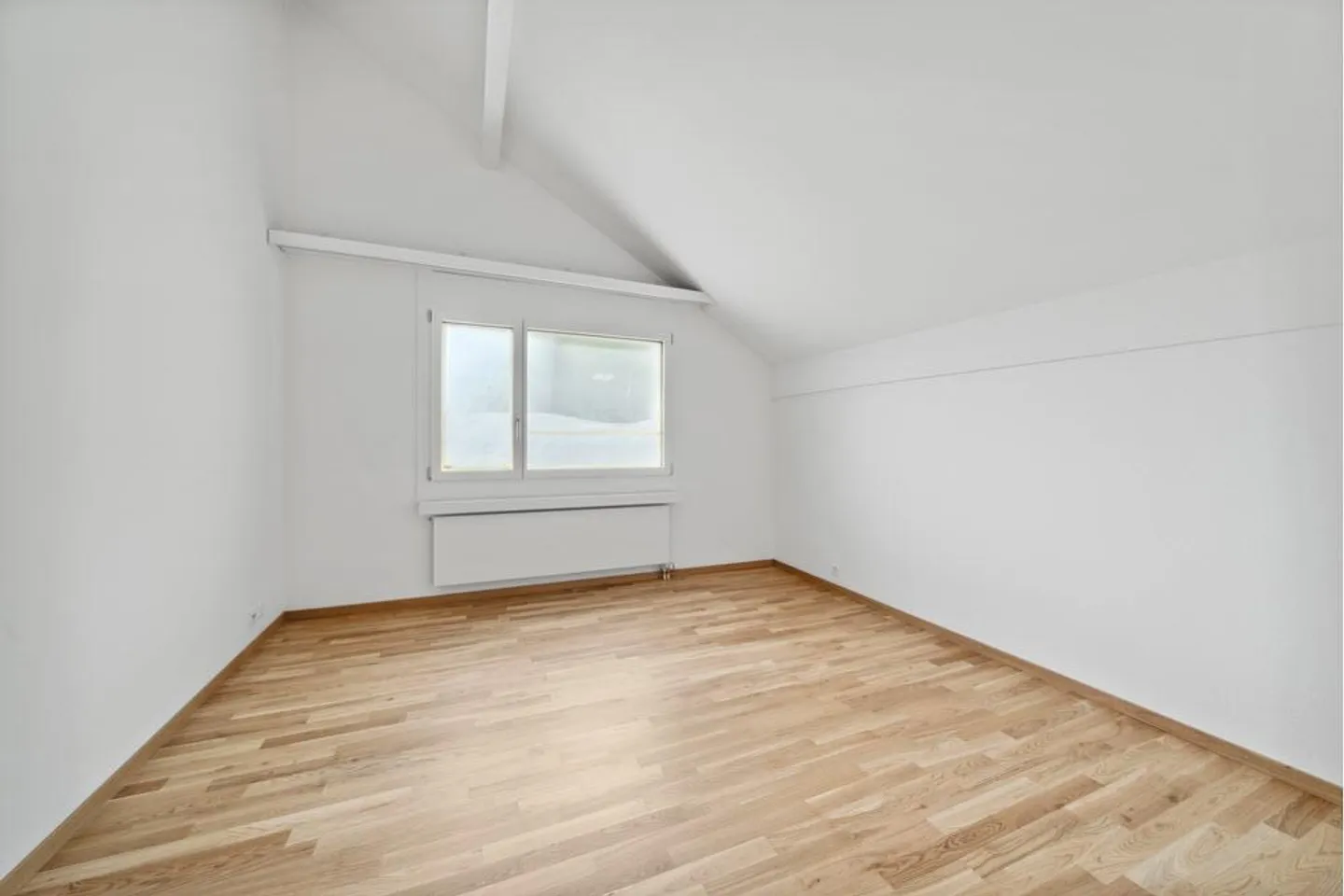 High-quality renovated 3.5-room attic apartment - Photo 4 of 11