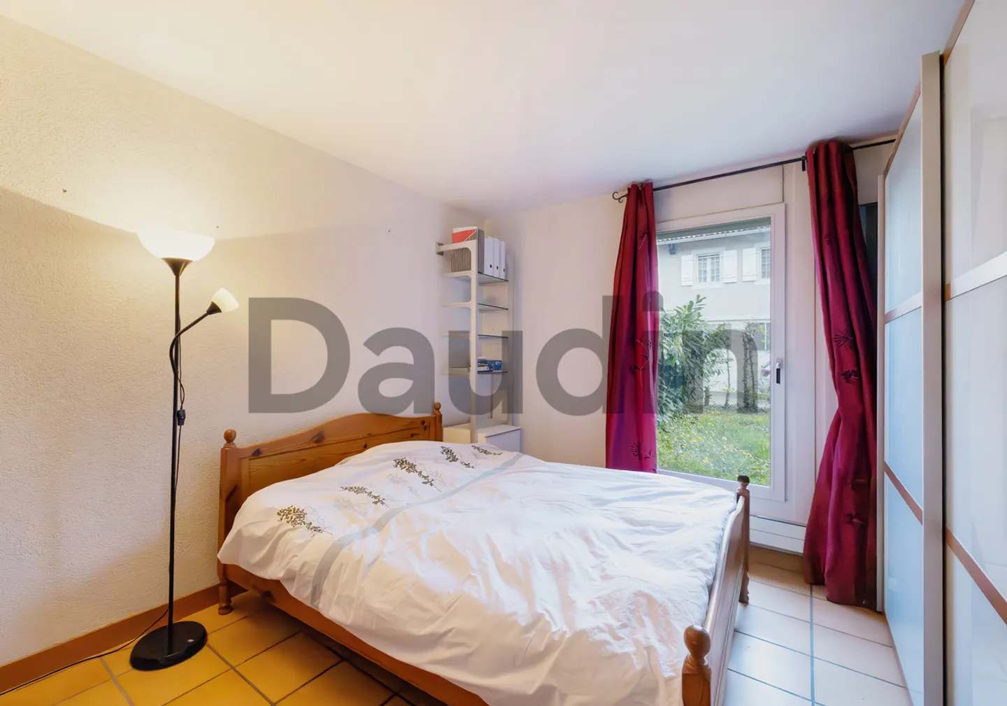 Duplex de 6 pièces en rez-de-jardin au cœur de la campagne genevoise - Foto 4 von 5