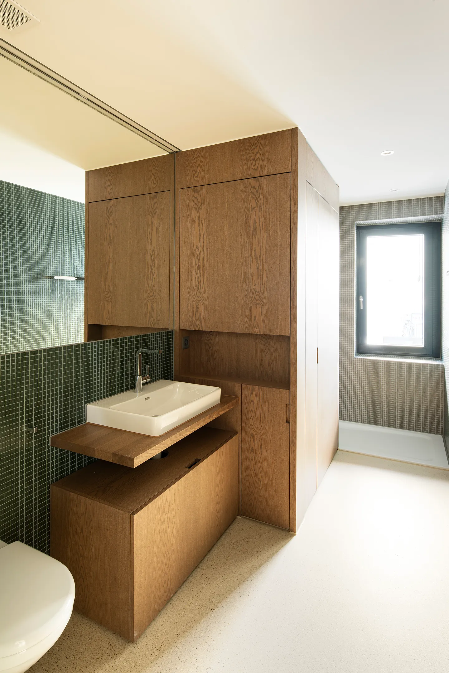 Modern 2.5 Room Attic Apartment in Zurich-Seefeld - Available Immediately - Photo 5 of 6