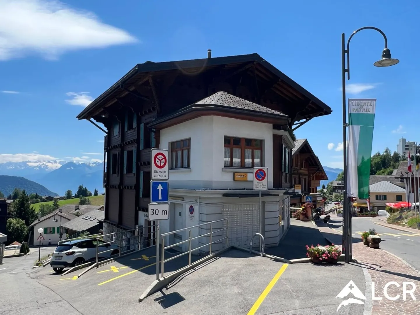 Prächtiges Gebäude / 2 Wohnungen und 2 Geschäfte - Foto 5 von 13