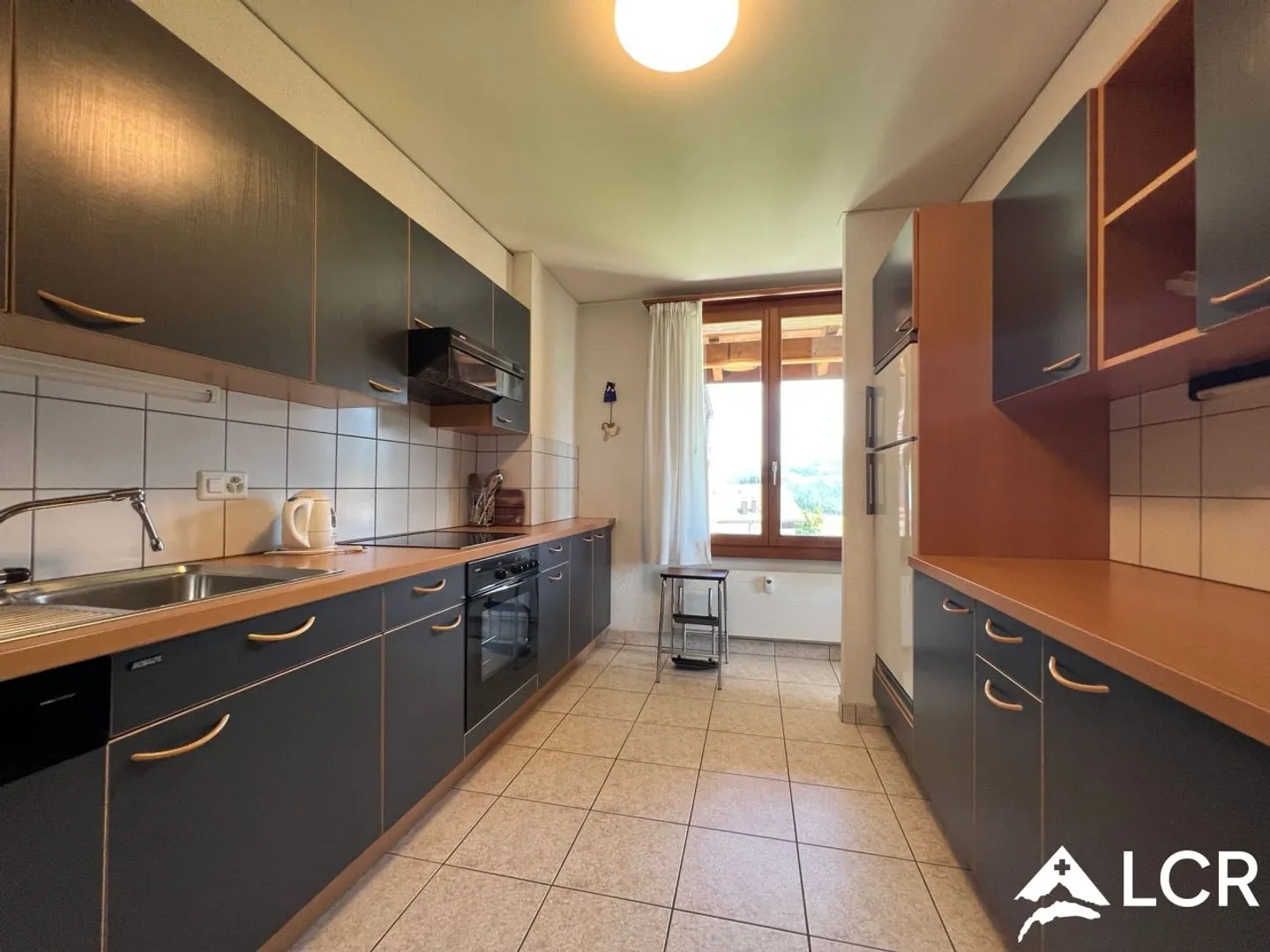 Prächtiges Gebäude / 2 Wohnungen und 2 Geschäfte - Foto 8 von 13