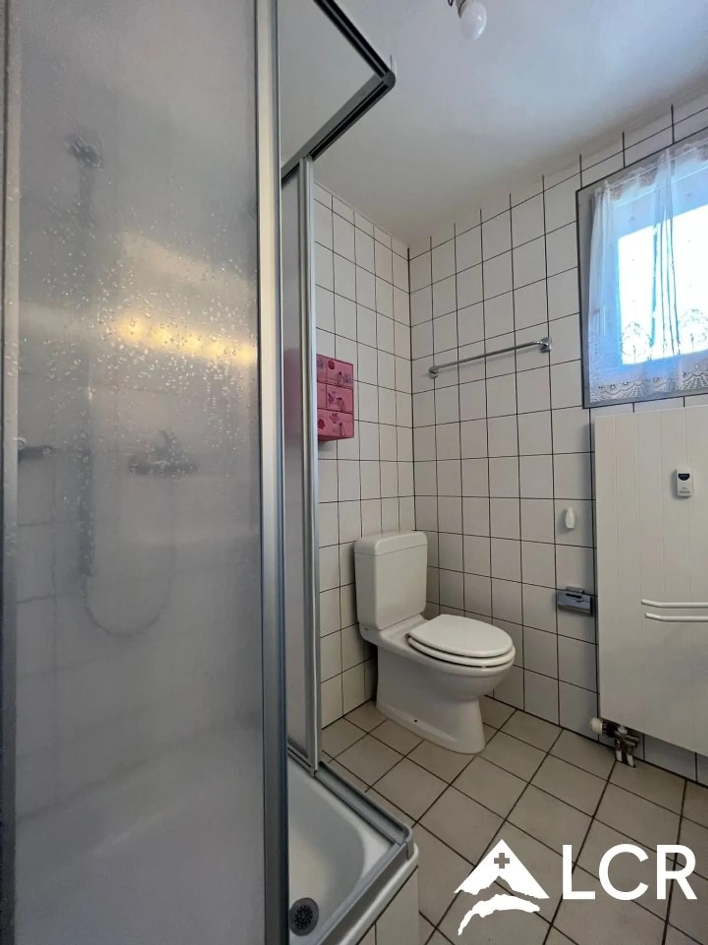 Prächtiges Gebäude / 2 Wohnungen und 2 Geschäfte - Foto 12 von 13