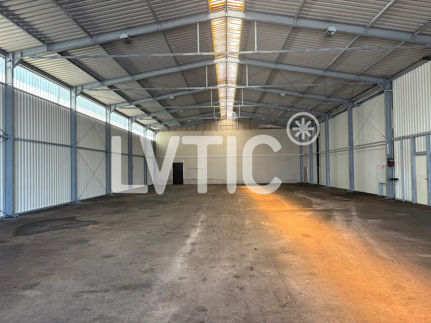 Magazzino, officina di 600 m2, da 300 m2 in affitto a St-Aubin - Foto 1 di 5