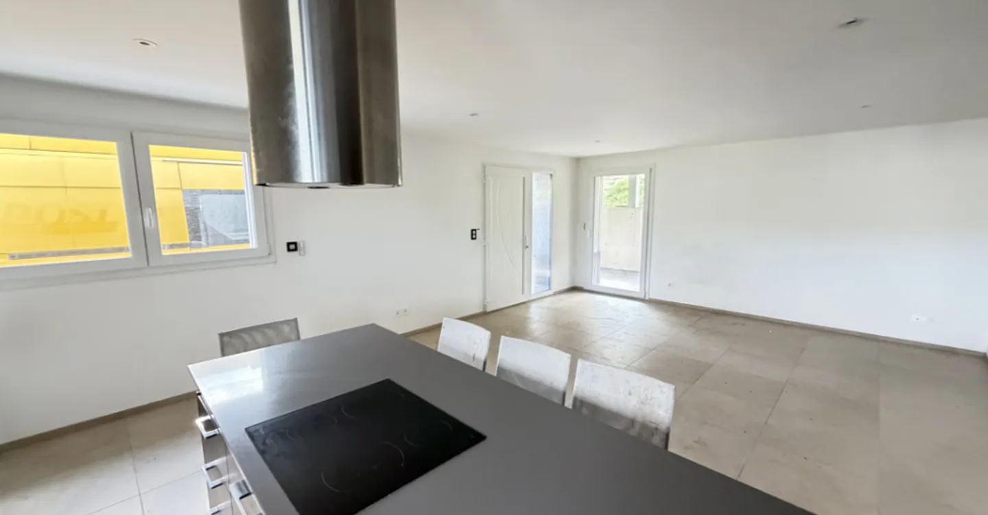 Appartamento moderno con terrazza - Foto 3 di 9