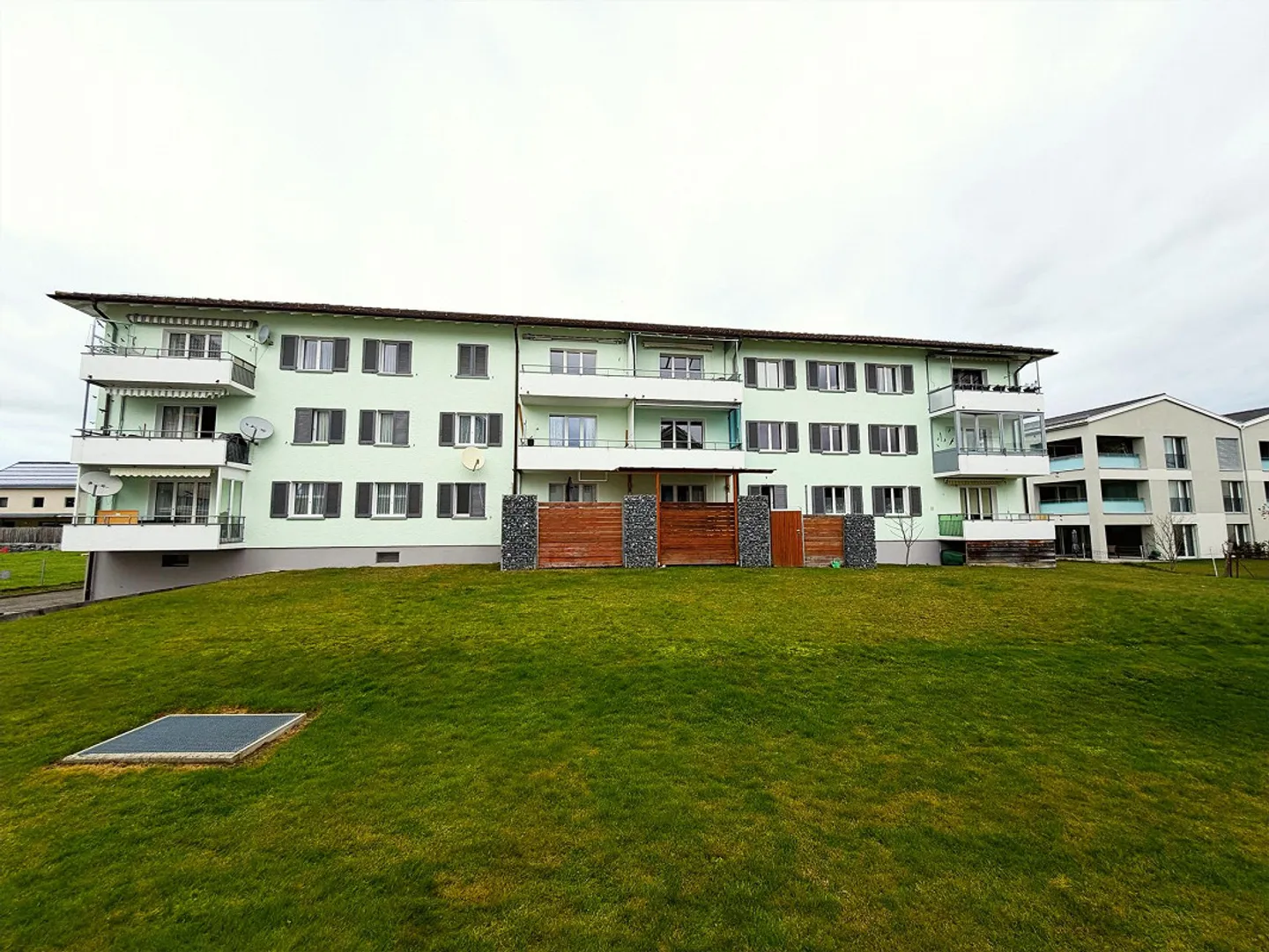 Charming 4.5-room apartment with balcony and beautiful view in Stachen - Photo 2 of 10