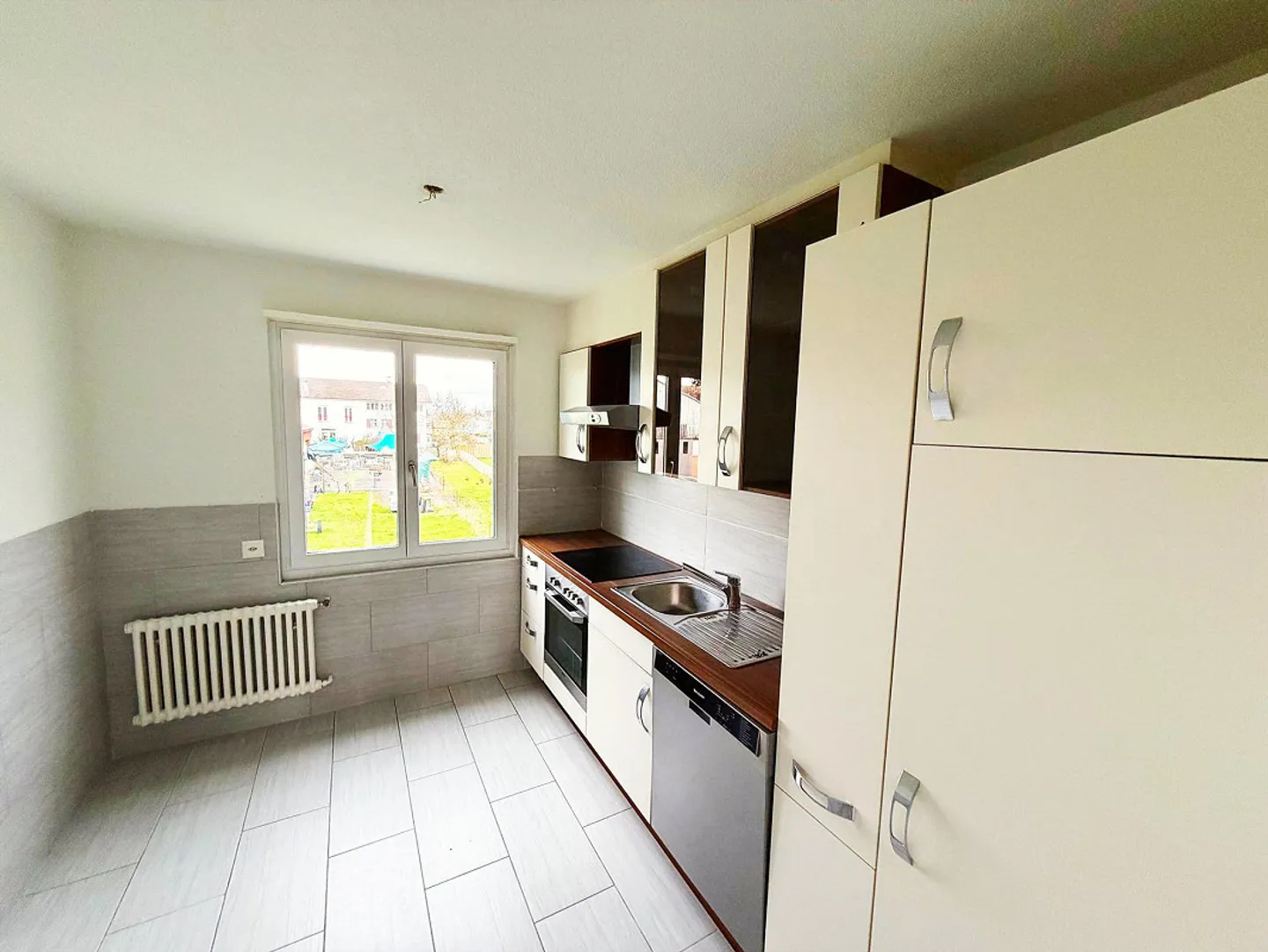 Charming 4.5-room apartment with balcony and beautiful view in Stachen - Photo 4 of 10