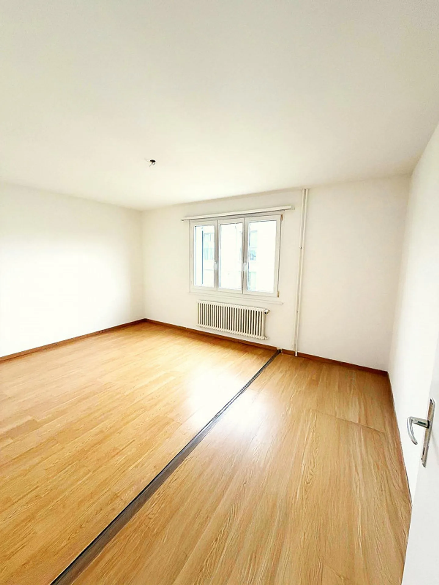 Charming 4.5-room apartment with balcony and beautiful view in Stachen - Photo 5 of 10