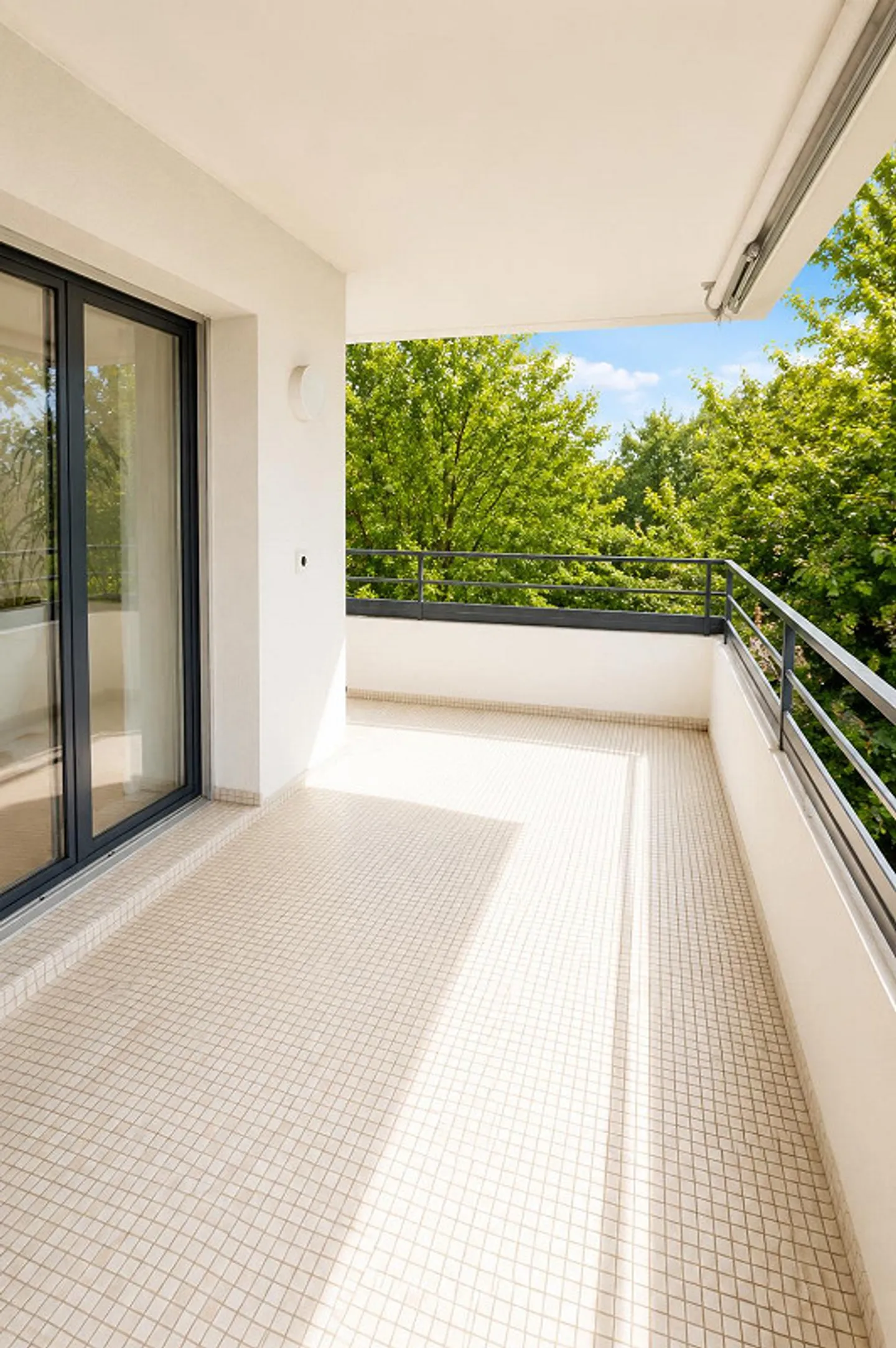 Appartement lumineux de 3,5 pièces avec balcon et place de garage à Oetwil am See - Photo 2 sur 10