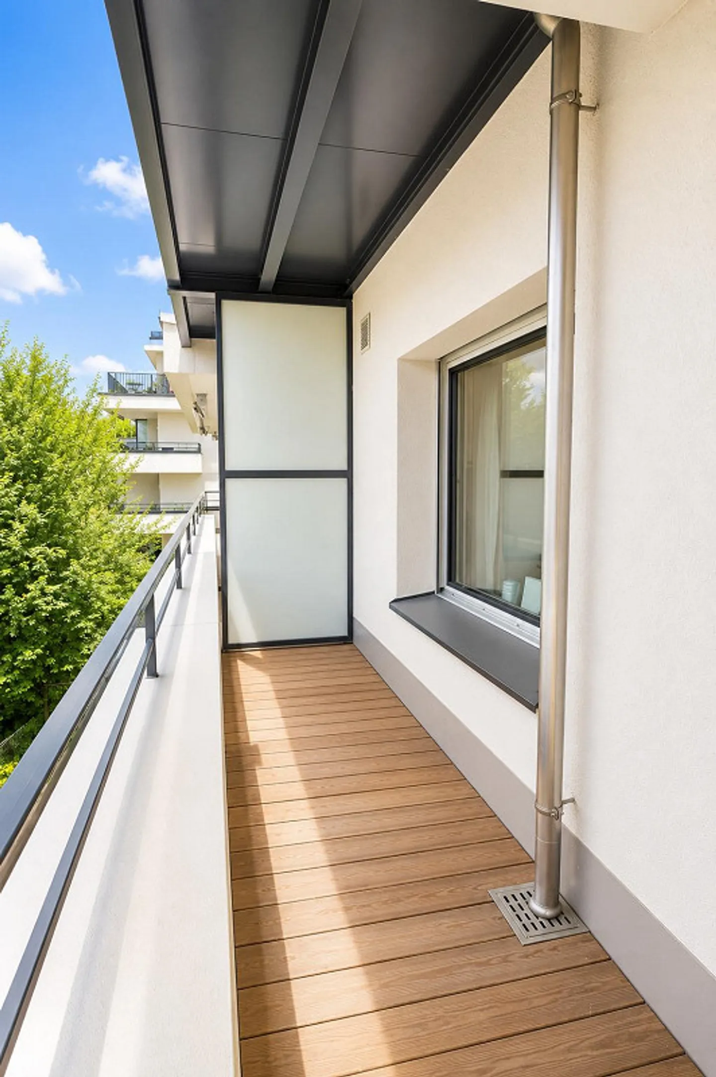 Appartement lumineux de 3,5 pièces avec balcon et place de garage à Oetwil am See - Photo 3 sur 10