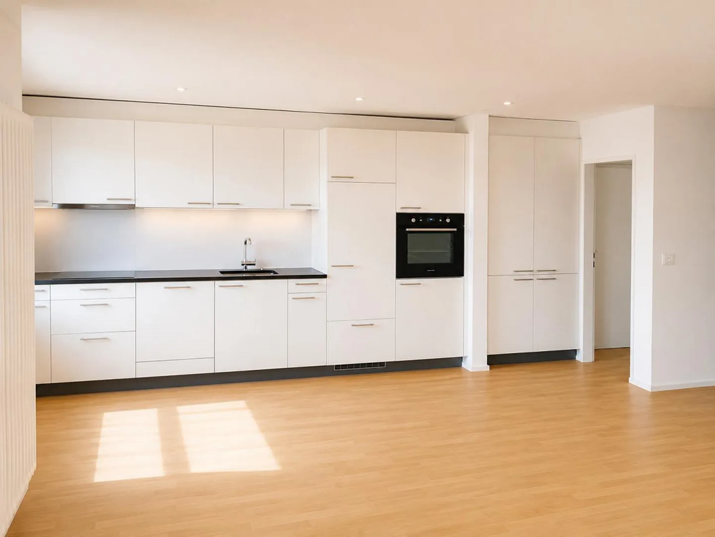 Appartement lumineux de 3,5 pièces avec balcon et place de garage à Oetwil am See - Photo 5 sur 10