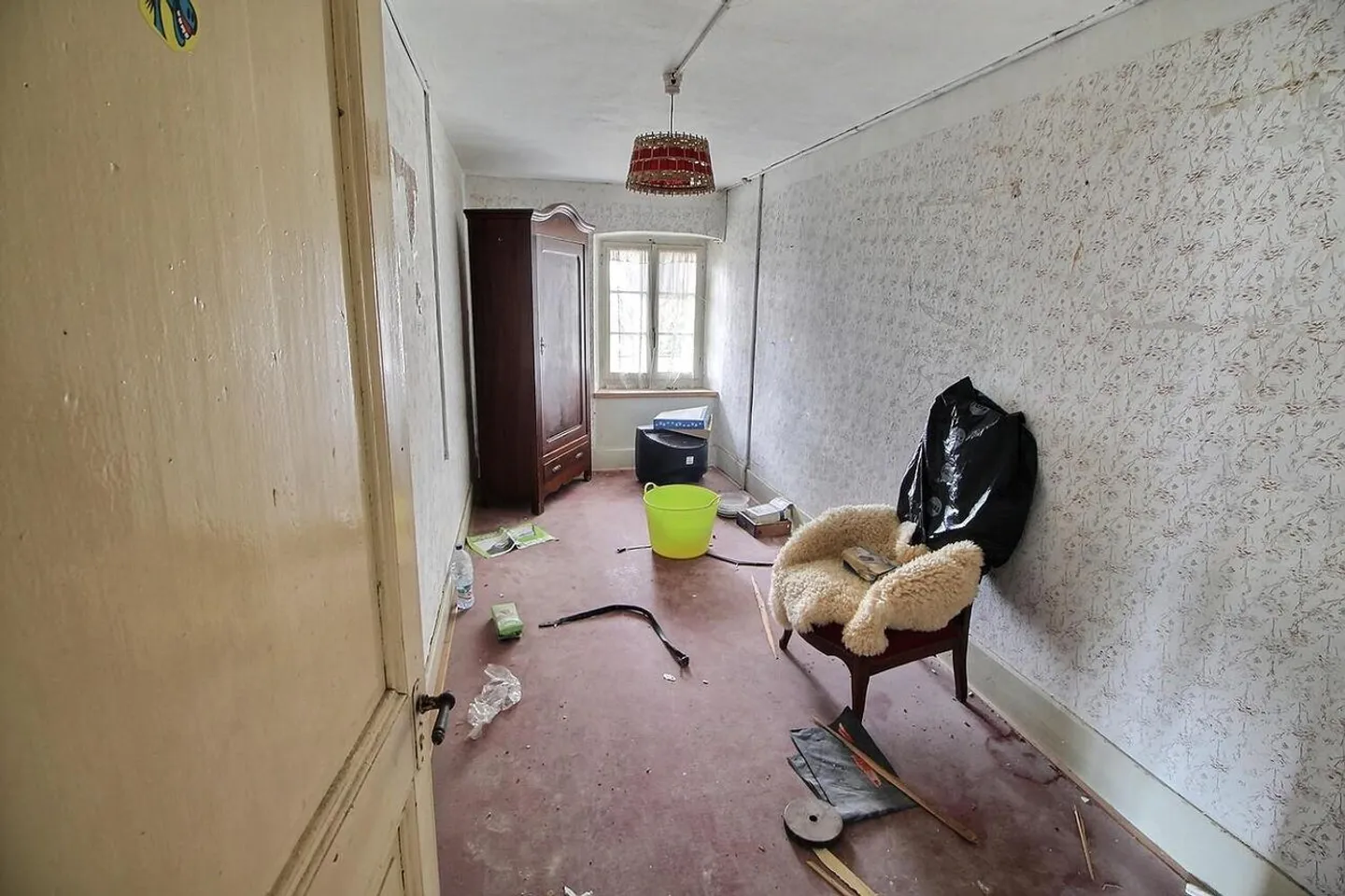 CLASSIC SALE For complete renovation - Photo 8 of 10