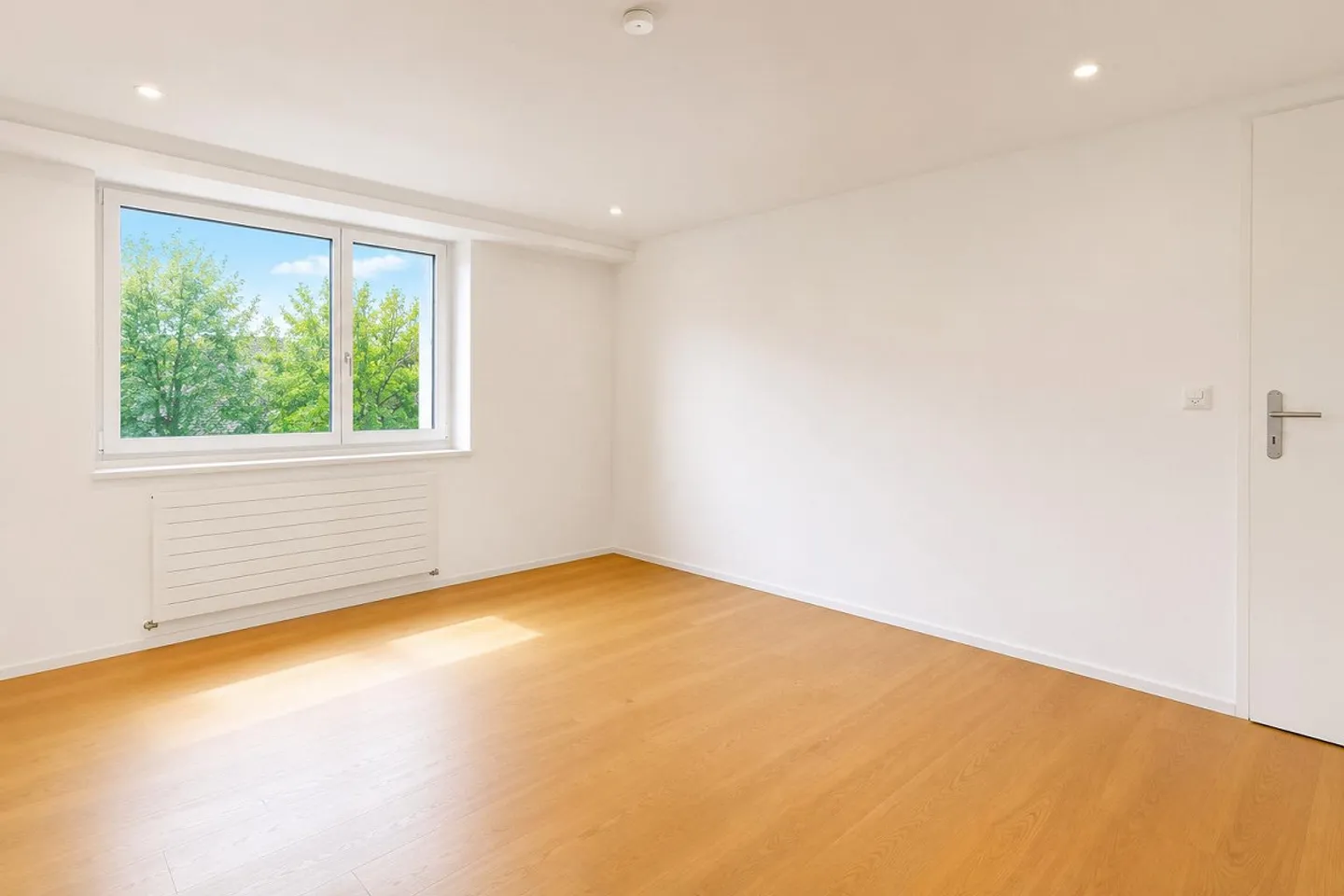Appartement lumineux de 3,5 pièces avec balcon et place de garage à Oetwil am See - Photo 8 sur 10
