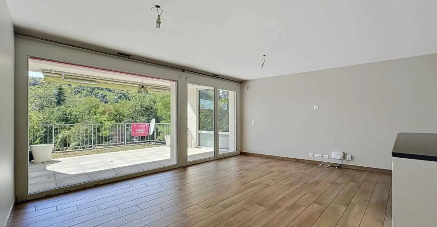 Appartement Charmant avec Terrasse - Photo 2 sur 12
