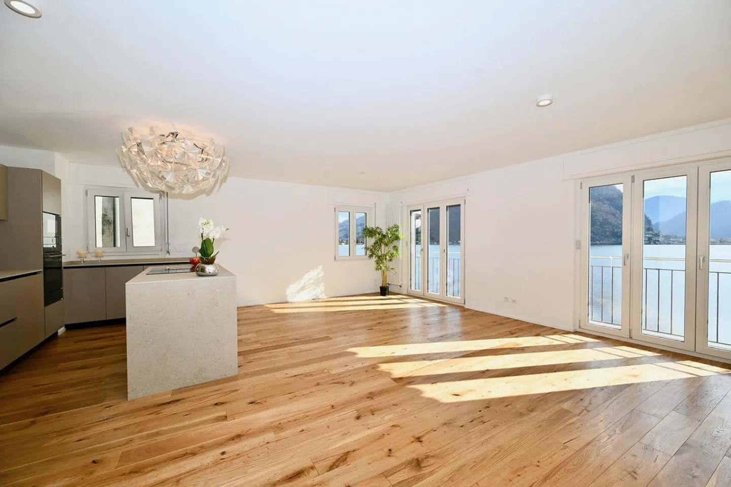 Appartamento completamente ristrutturato con vista lago a Ponte Tresa - Foto 6 di 13