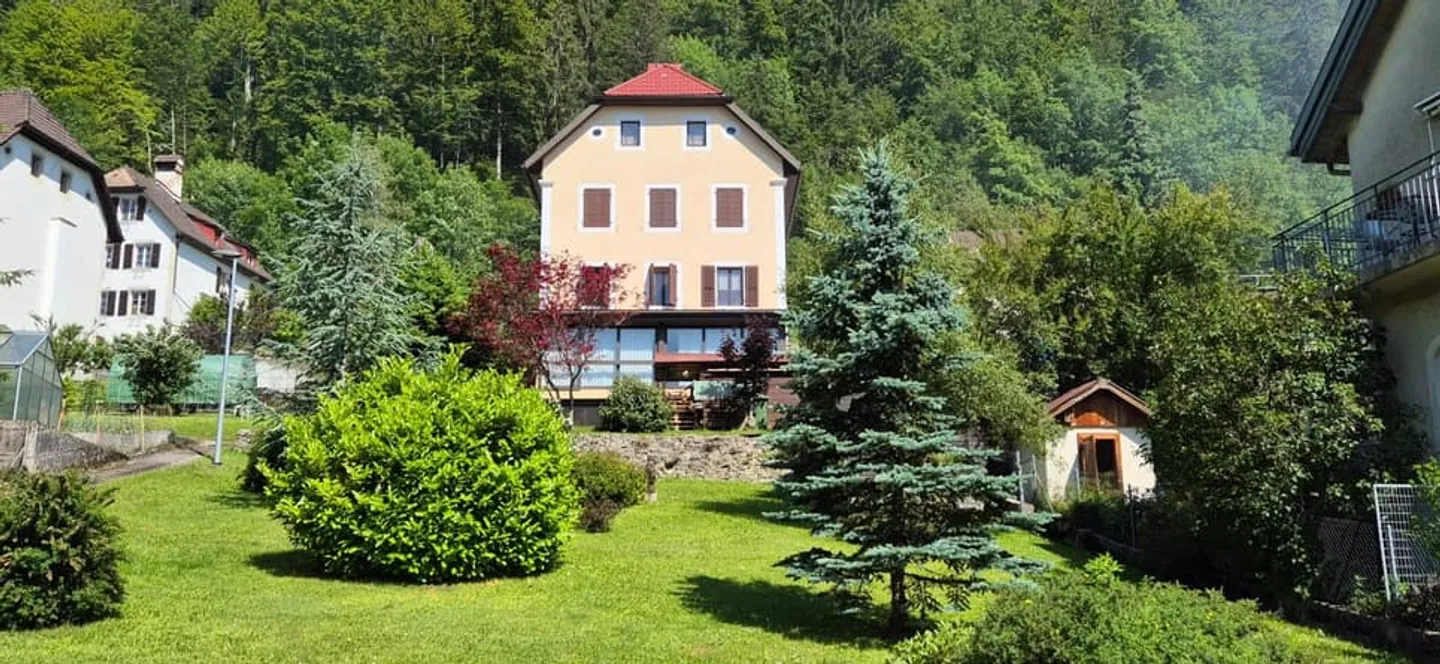 Charmante maison familiale avec grands terrains arborisés à vendre dans un quart - Photo 1 sur 9