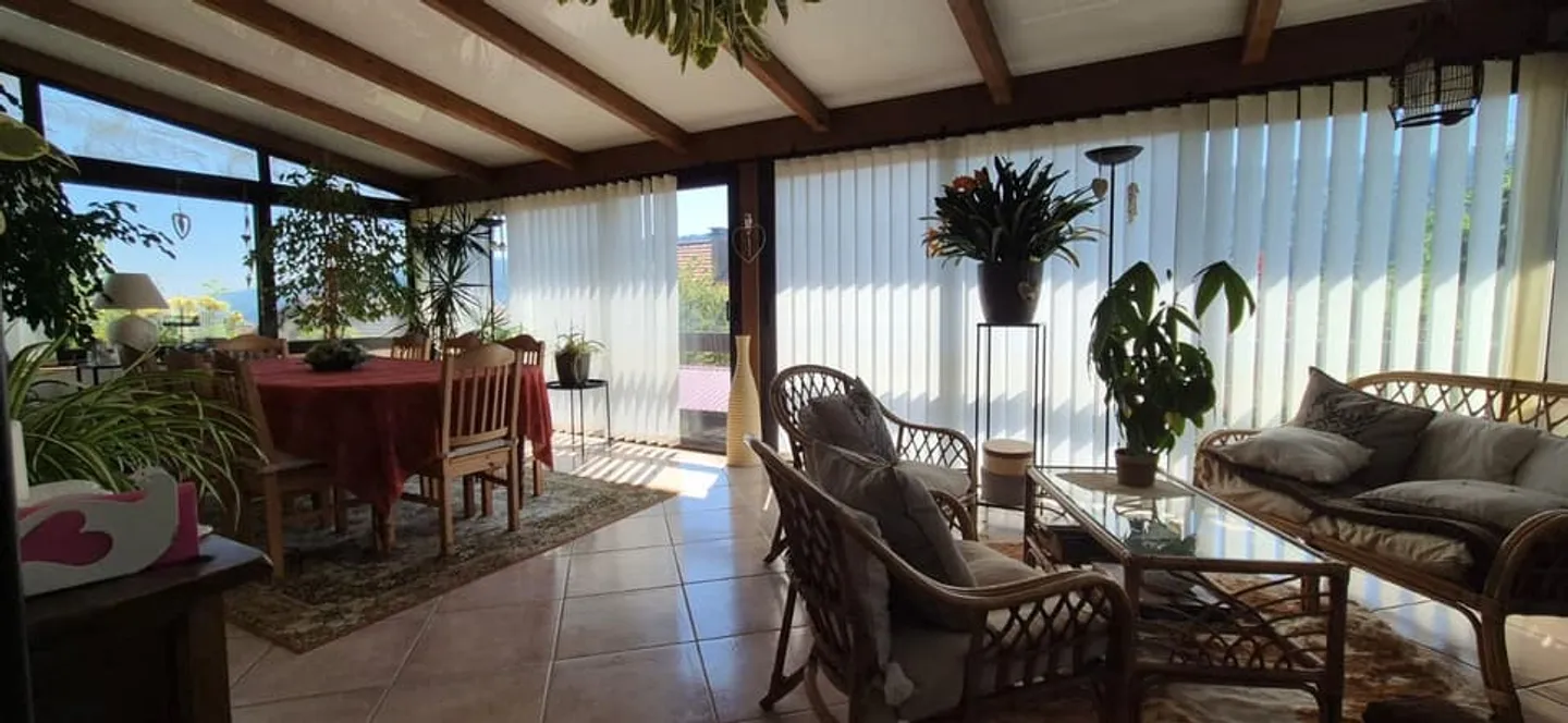 Charmante maison familiale avec grands terrains arborisés à vendre dans un quart - Photo 2 sur 9