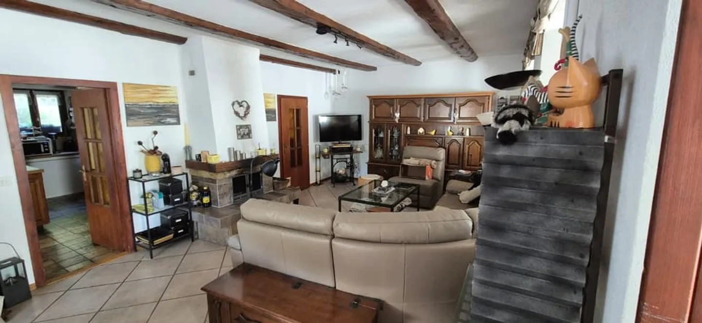 Charmante maison familiale avec grands terrains arborisés à vendre dans un quart - Photo 3 sur 9