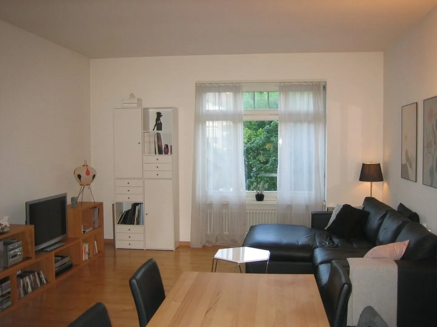 Appartement simple dans un bâtiment représentatif de style Art Nouveau - Photo 2 sur 8