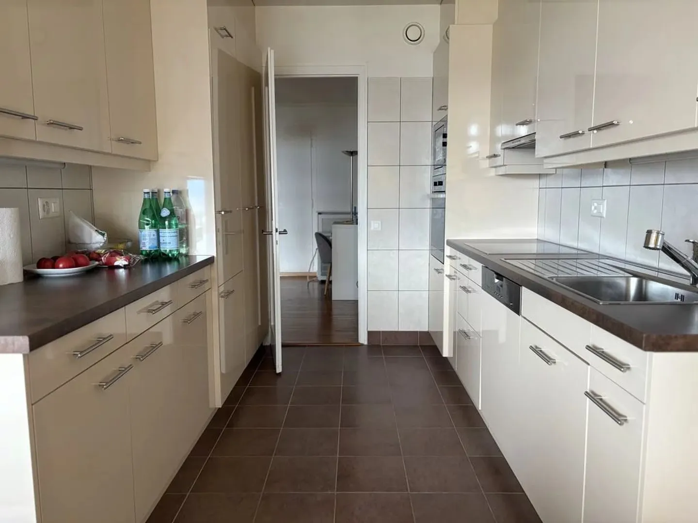 Close to international organizations, furnished 3-room apartment - Photo 3 of 4