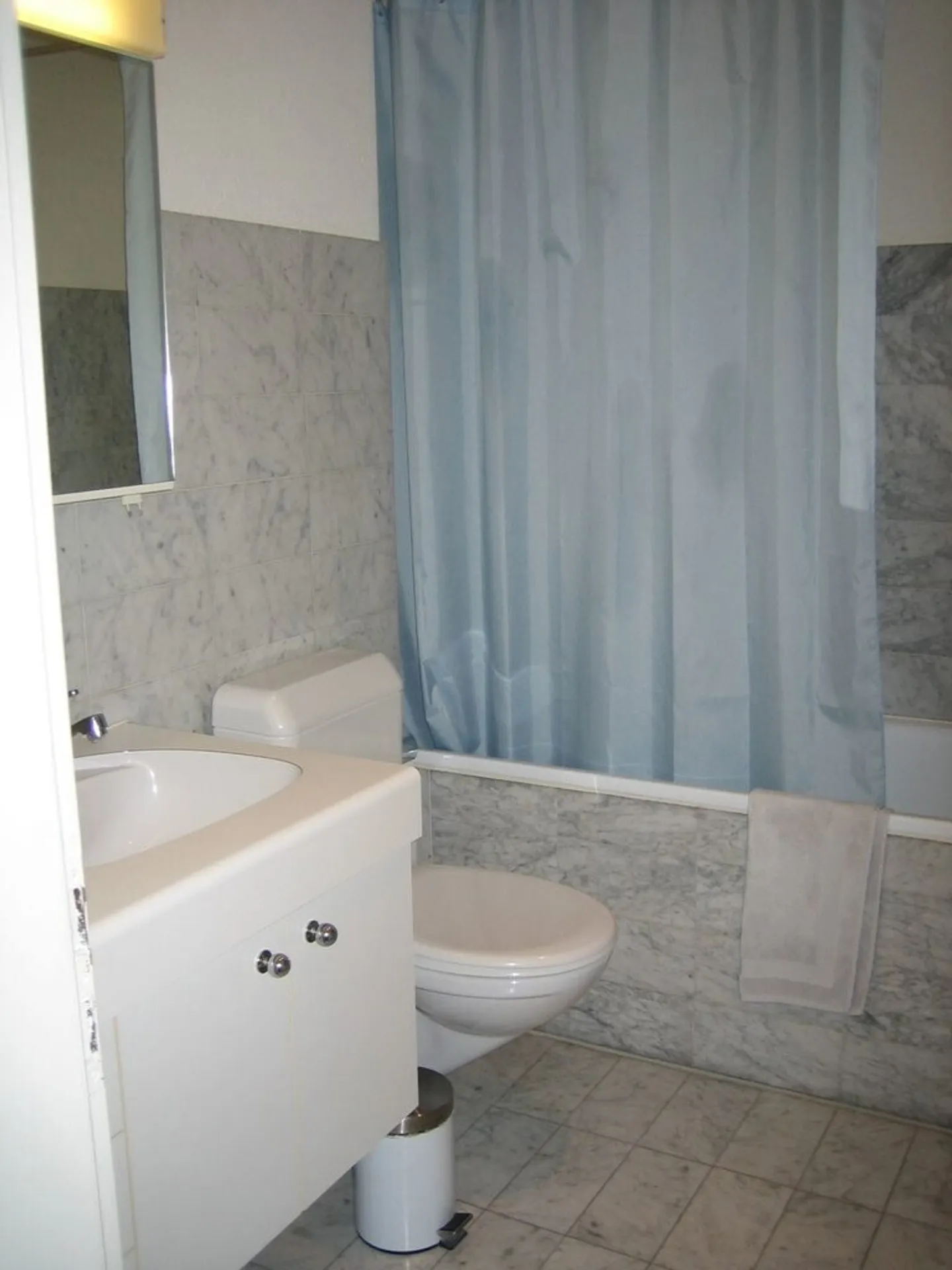 Appartement simple dans un bâtiment représentatif de style Art Nouveau - Photo 7 sur 8