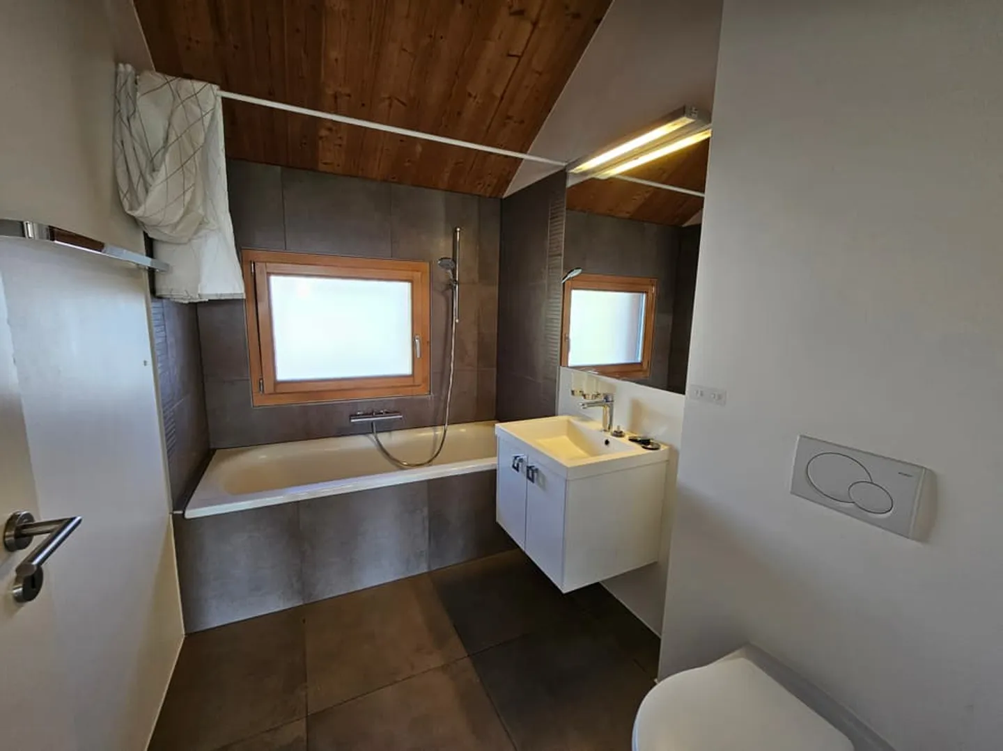 Spacious semi-detached villa - Photo 9 of 10