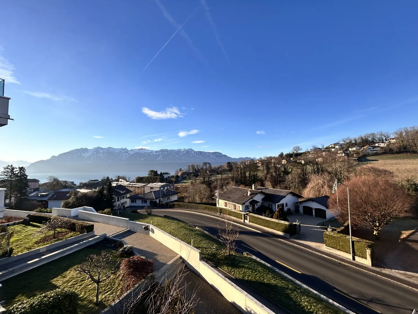Beau volume pour ce 3.5 pièces avec une vue sur le lac et les montagnes ! - Foto 10 di 10