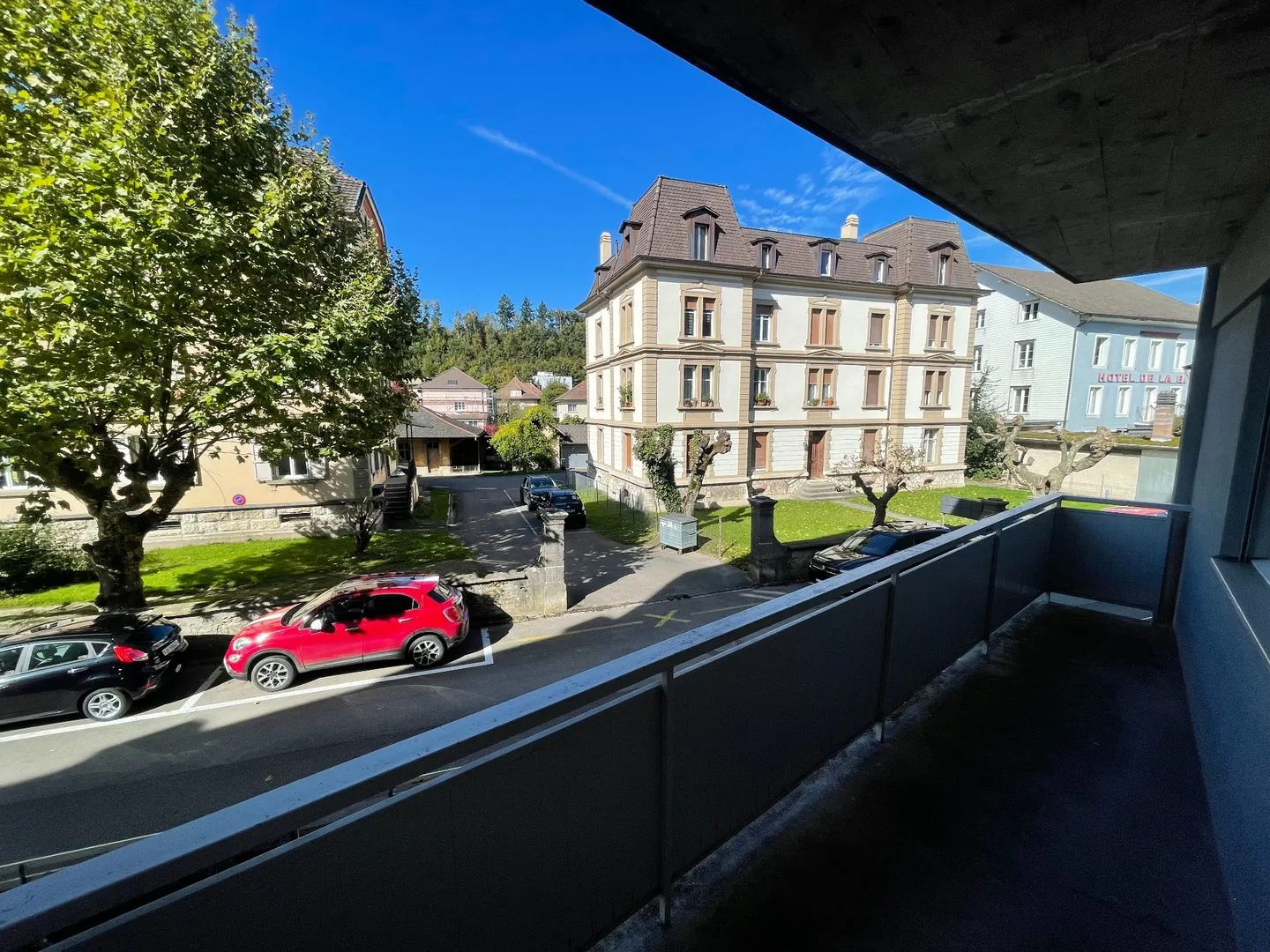 Appartement de 70m2 en face de la gare avec balcon - Photo 2 sur 13