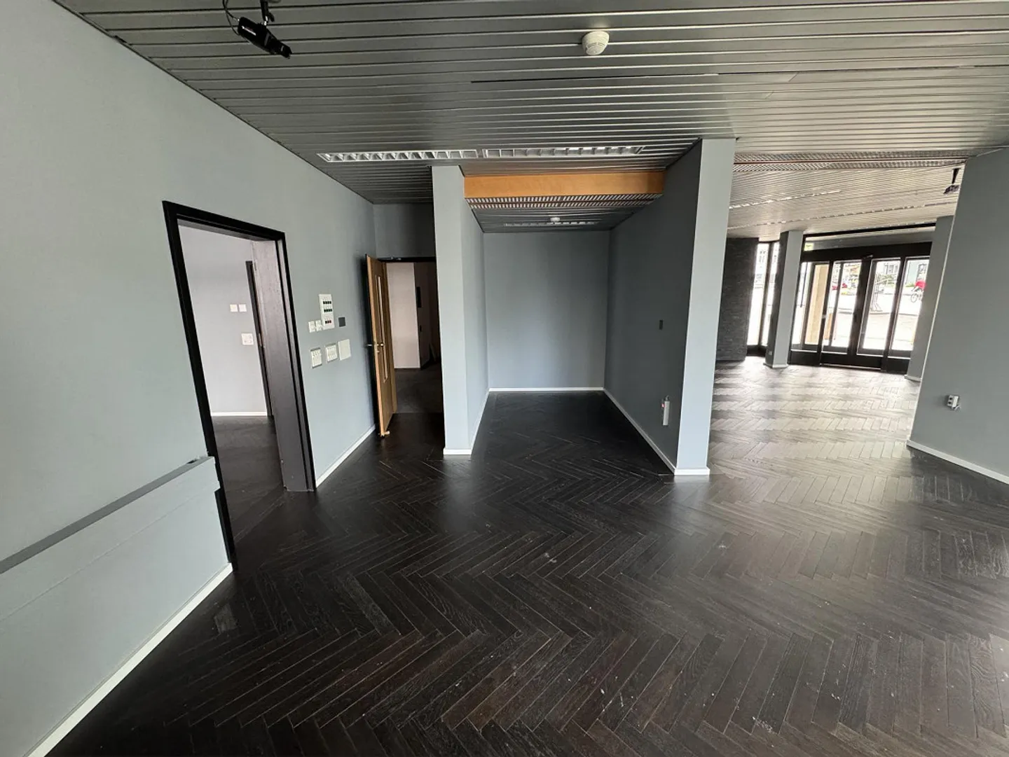 Espaces de vente/commerciaux dans un emplacement central - Photo 3 sur 18