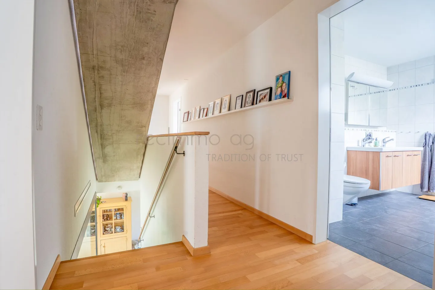 Maison de ville de 6,5 pièces familiale avec jardin et accès direct au garage souterrain à Obfelden - Photo 3 sur 14