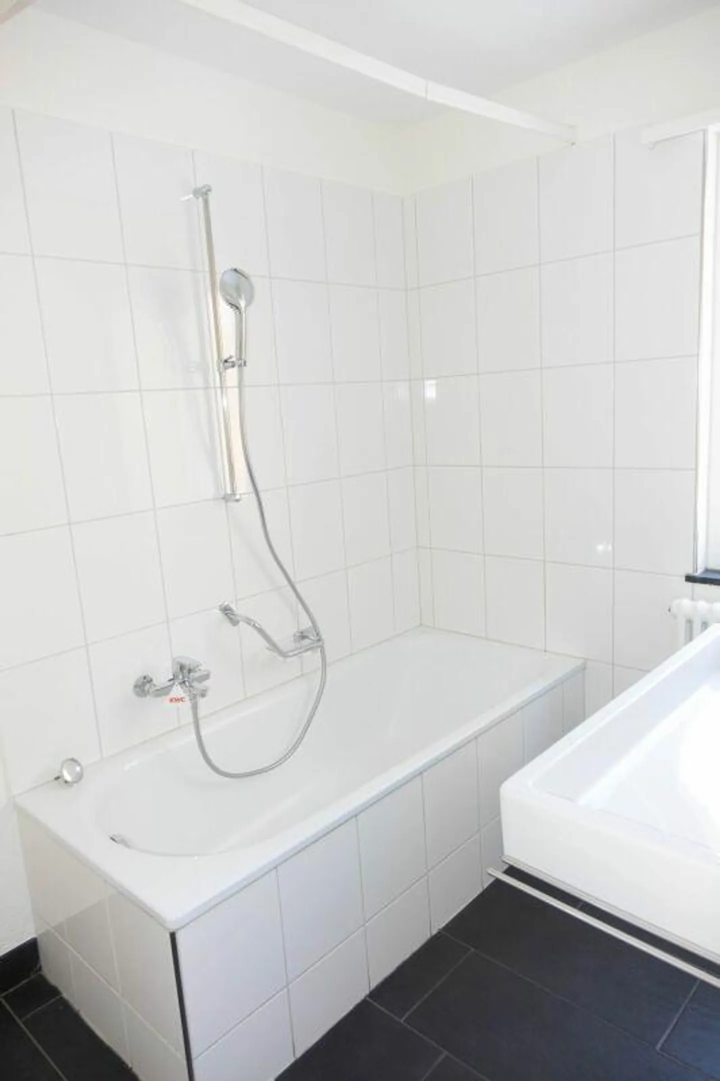 Appartement 4.5 pièces abordable dans un emplacement calme avec vue dégagée - Photo 4 sur 11