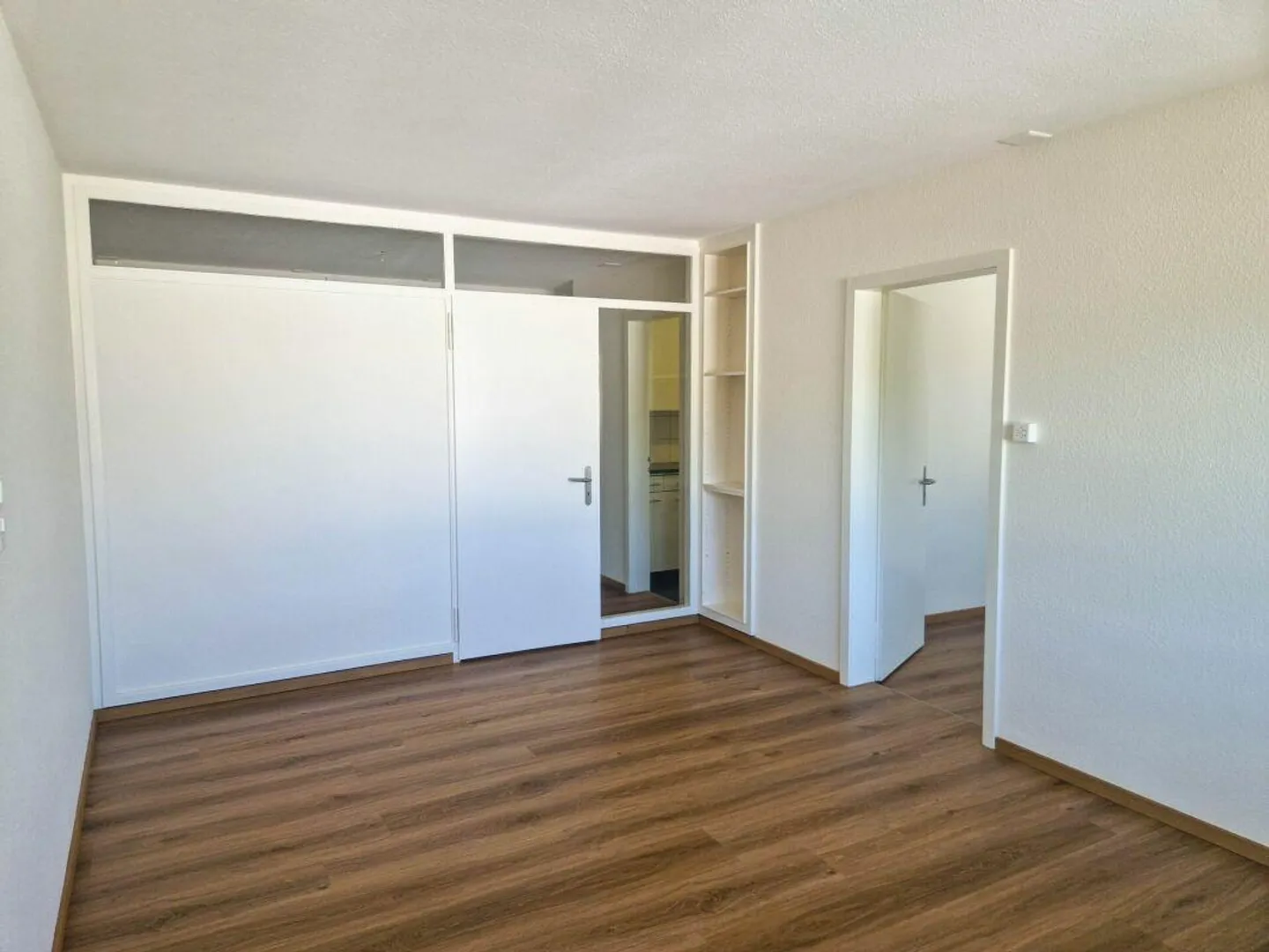 Appartement 4.5 pièces abordable dans un emplacement calme avec vue dégagée - Photo 5 sur 11