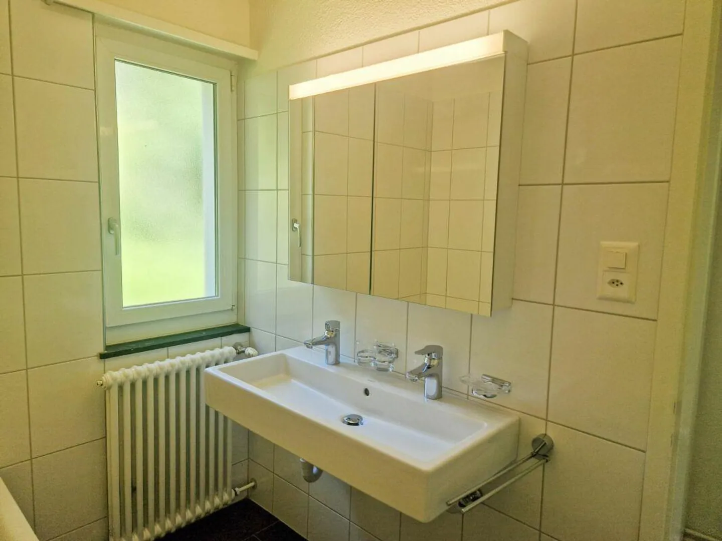 Appartement 4.5 pièces abordable dans un emplacement calme avec vue dégagée - Photo 3 sur 11