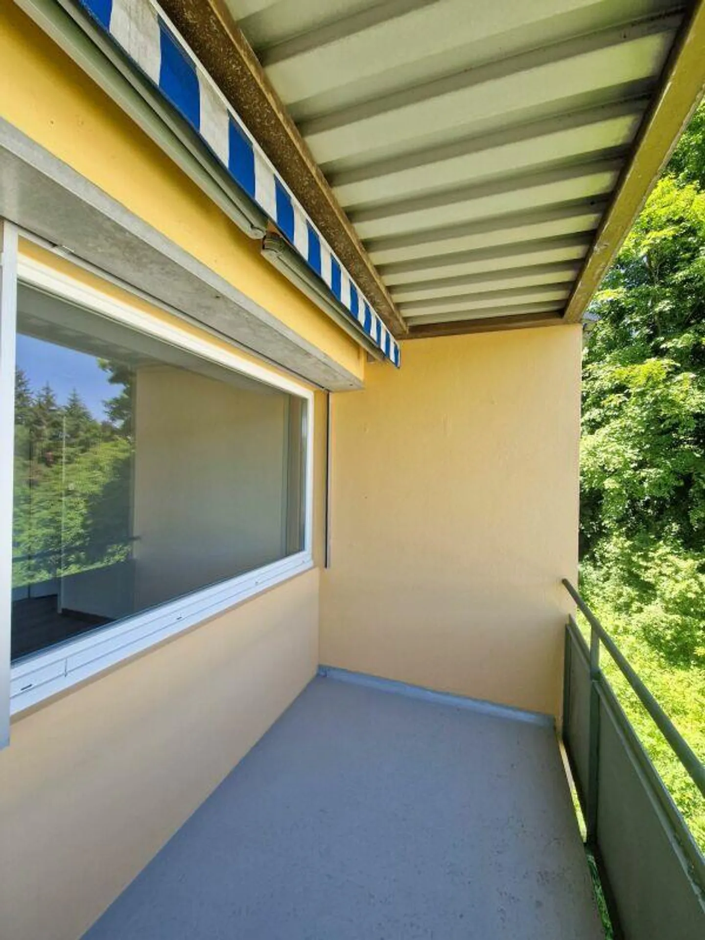 Appartement 4.5 pièces abordable dans un emplacement calme avec vue dégagée - Photo 8 sur 11