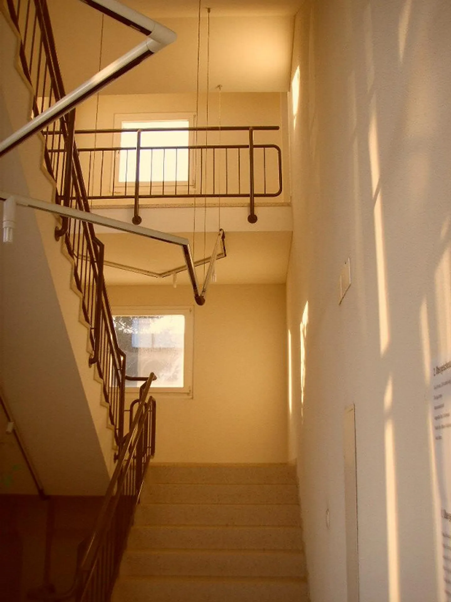 Bureaux divers et abordables dans un bâtiment commercial varié - Photo 2 sur 7