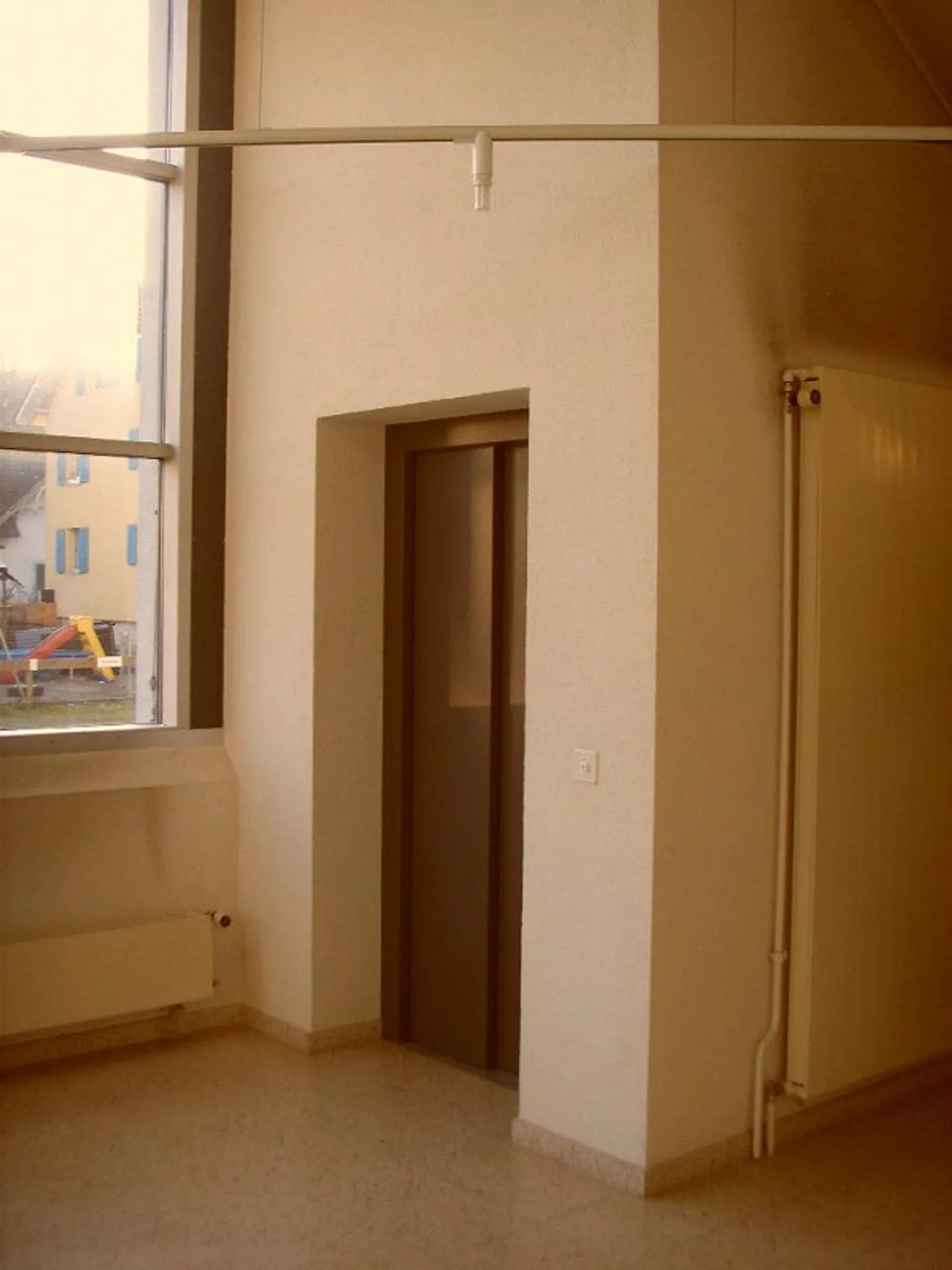 Bureaux divers et abordables dans un bâtiment commercial varié - Photo 3 sur 7