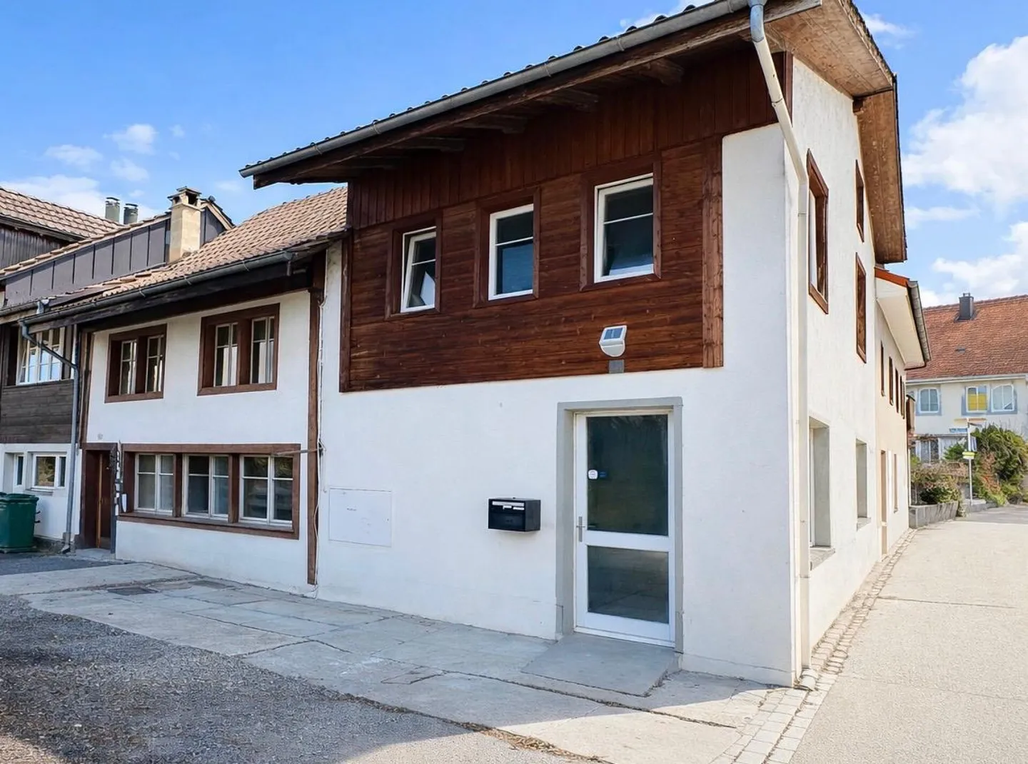 POTENTIEL DE RÉAMÉNAGEMENT ET D'EXPANSION DANS UN EMPLACEMENT CENTRAL - Photo 1 sur 2