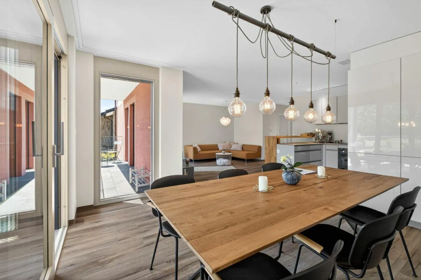 Vivre avec vue - Appartement de 3,5 pièces de haute qualité avec balcon et... - Photo 2 sur 27